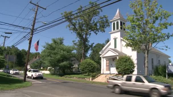 Tráfego em frente a uma igreja — Vídeo de Stock