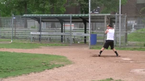 Gymnasiekillar på baseball praktiken (3 av 5) — Stockvideo