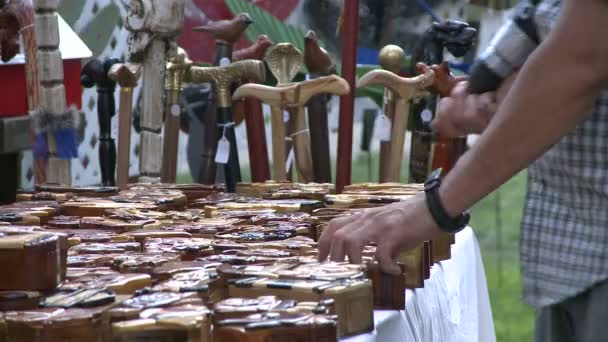 Compra de jóias em uma feira de artesanato (4 de 5 ) — Vídeo de Stock