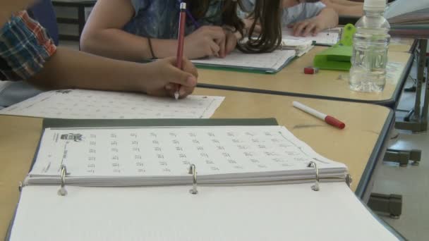 Estudiante de primaria que toma un examen de matemáticas (2 de 2 ) — Vídeos de Stock