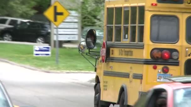 Liten skola buss resor på väg (1 av 5) — Stockvideo
