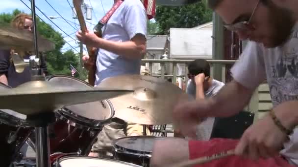 Guitare et batteur jouant dans un groupe (1 de 3 ) — Video