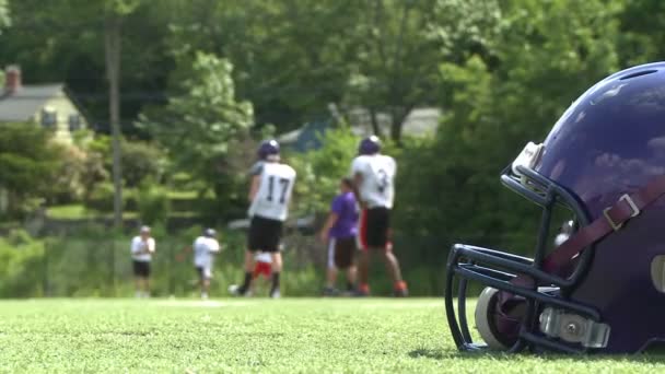 High school voetbalteam op praktijk (4 van 11) — Stockvideo