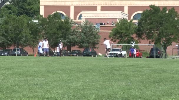 Jugendliche der Mittelschule spielen Fußball — Stockvideo