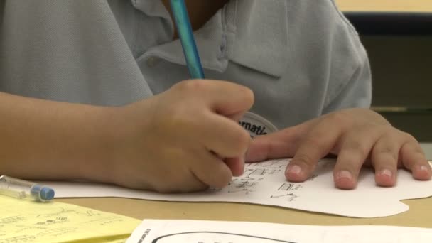 Gymnasiast arbeitet im Klassenzimmer an Papier (4 von 4)) — Stockvideo