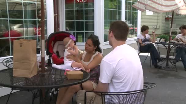 Man en vrouw met Babysitting op sidewalk café (2 van 3) — Stockvideo