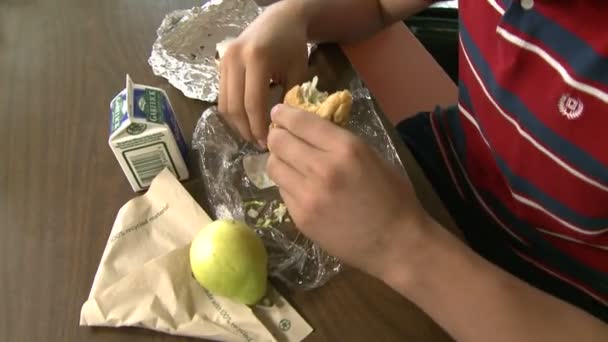 Los estudiantes traen el almuerzo desde casa (2 de 3 ) — Vídeo de stock