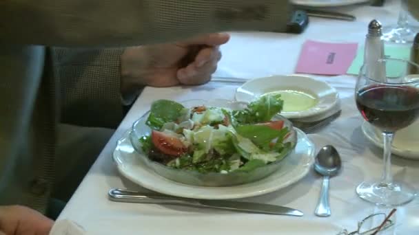 Pessoas comendo salada (2 de 2) ) — Vídeo de Stock