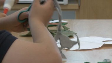 Tutkal ve makas kullanarak ilköğretim okulu öğrencileri