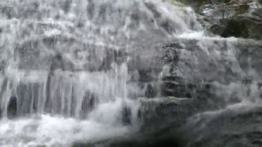 kayaların üzerinde şelaleler