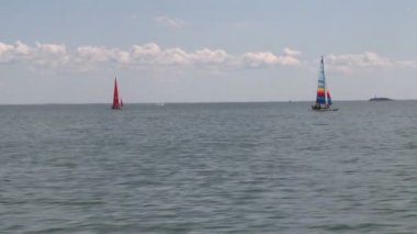 İki küçük yelkenli tekneler