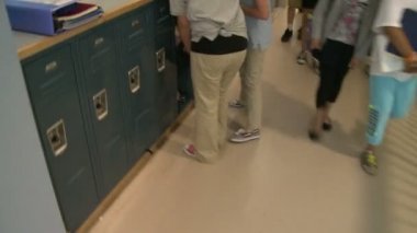 İlköğretim Okulu öğrenci koyarak onun dolabına (1 / 2 kitap)