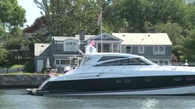 Önde palamarla tekneler ile su evleri.