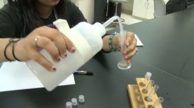 (10 / 12 fen bilgisi dersinde laboratuvar proje üzerinde öğrenci )