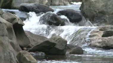 Kayaların üzerinden çalışan Nehri
