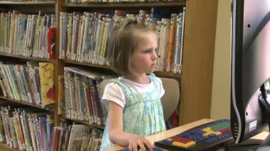 Küçük çocuk Kitaplığı'nda bilgisayar ekranında arıyorsunuz