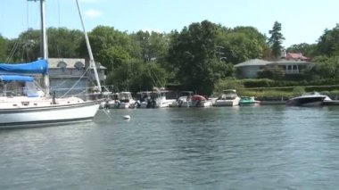 Arka zemin Vinçli birçok yelkenli tekneler tarafından gidiş.