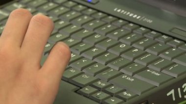 İlköğretim okulu öğrencileri sınıfta (7 / 11 bilgisayar kullanarak)