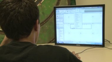 Orta okul öğrenci bilgisayar ekranına (1 / 2 bakarak)