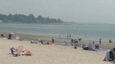 Plajda şemsiye altında zevk insanlar. (3 / 4