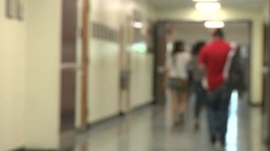 Orta okul öğrencilerine (3 / 3 koridordan yürürken)