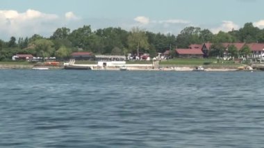 Binanın ve kıyı uzak görünümü.