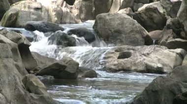 Kayaların üzerinden çalışan Nehri