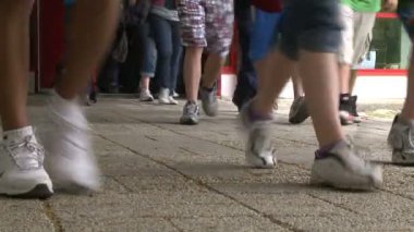 Öğrenciler okuldan ayrılmak