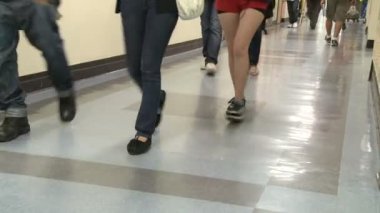 Junior yüksek öğrenciler (6 / 7 dolapların koridordan aşağı yürüyüş)