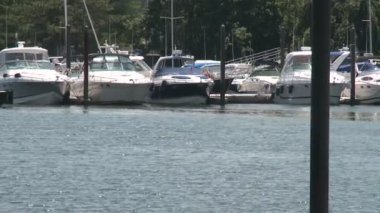 A rıhtım demirleyen tekneleri.