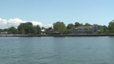 Nehrin ağzında ve kıyı evleri.