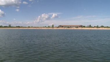 Kabarık beyaz bulutlar üzerinde kumlu kıyı (3 / 6)