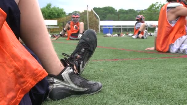 Zawodnicy Lacrosse chłopców siedzi na polu (2 z 3) — Wideo stockowe