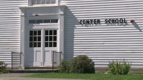 Edifício da escola branca pitoresca — Vídeo de Stock