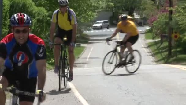 Ciclistas andando ao lado da estrada (7 de 9 ) — Vídeo de Stock