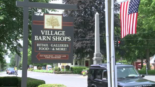 Un pintoresco letrero de madera para Village Barn Shops — Vídeos de Stock