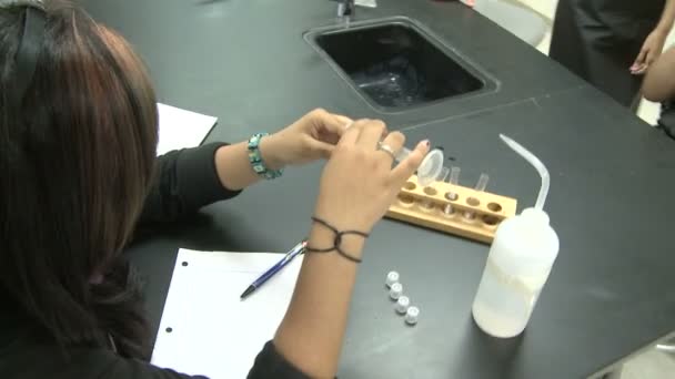 Student pracuje na projektu laboratoře ve vědě třídě (9 z 12 ) — Stock video