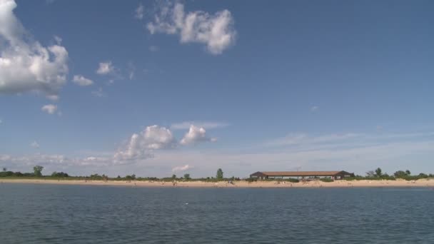 Geschwollene weiße Wolken über einer sandigen Küste (4 von 6)) — Stockvideo