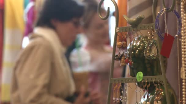 Jewelry on display as women shop (1 of 2) — Stock Video