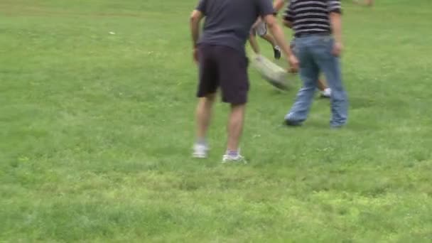 Rapazes a jogar futebol num parque num piquenique — Vídeo de Stock