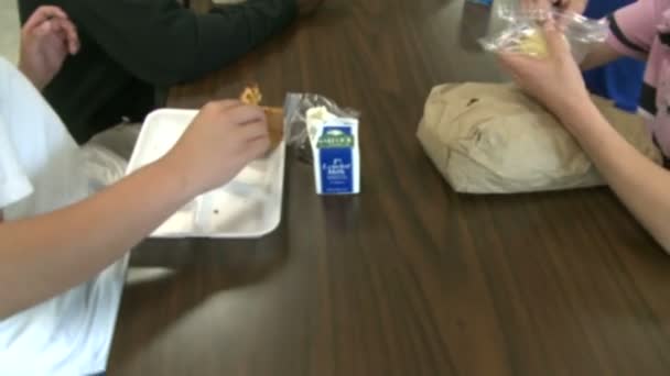 Eleverna äter lunch. (1 av 3) — Stockvideo