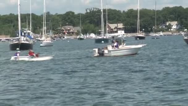 Barca a motore tirando gommone attraverso il porto . — Video Stock