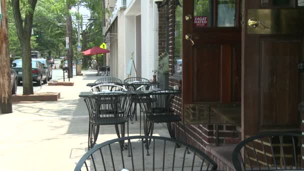 Mesas fuera de un pequeño restaurante — Vídeos de Stock