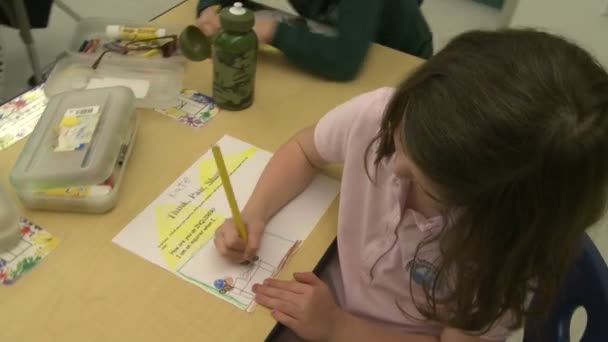 文法学校学生用铅笔画画 (1 的3) — 图库视频影像