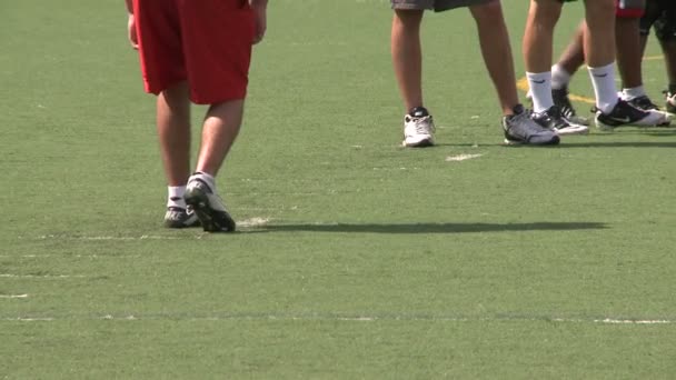 Liceo Squadra di calcio che pratica la ricezione (2 su 5 ) — Video Stock