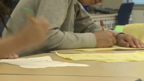 Gymnasiasten schreiben im Klassenzimmer mit Bleistiften (3 von 3)) — Stockvideo