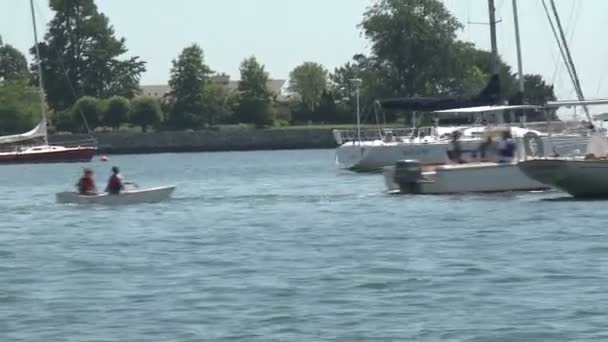 Две лодки тянут на моторной лодке . — стоковое видео