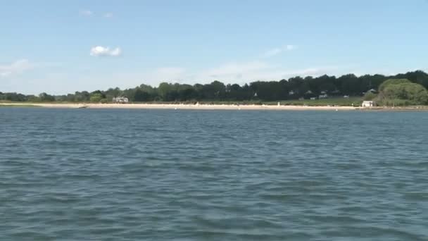 Vzdálený pohled na prázdné písečné pobřeží. — Stock video