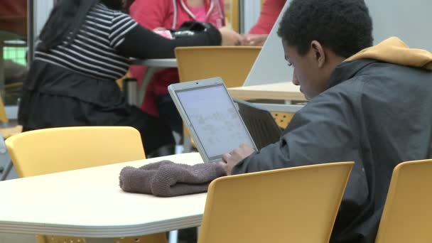 Schüler beim Computerschauen im Klassenzimmer (2 von 5)) — Stockvideo