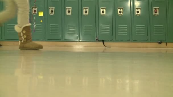 Gymnasiasten gehen durch Flurschließfächer (1 von 2)) — Stockvideo